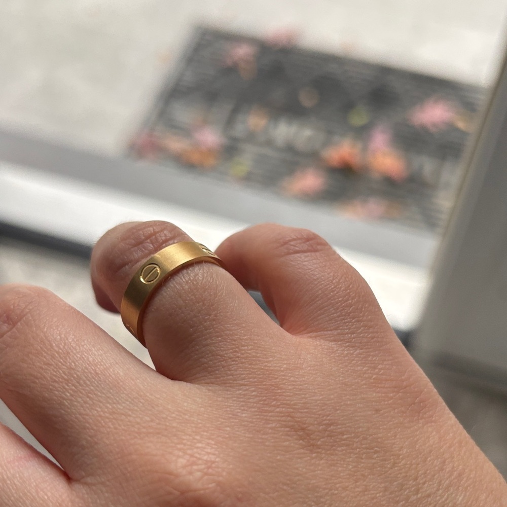 Gold Ring with Screw Motif - Picture 2 of 4